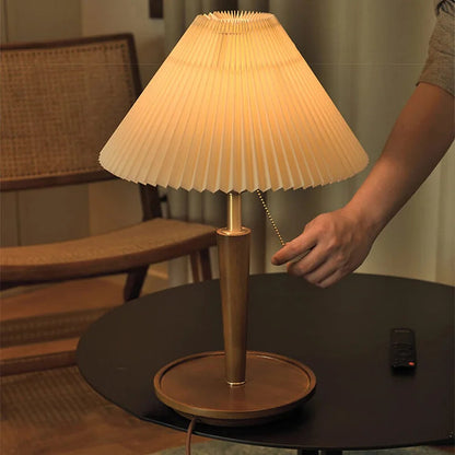 Vintage Plisseret Bordlampe | Klassisk Træ Belysning 3